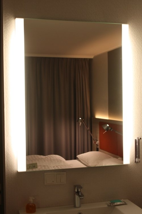 beleuchteter Spiegel Zimmer Bad Hotel Ausstattung