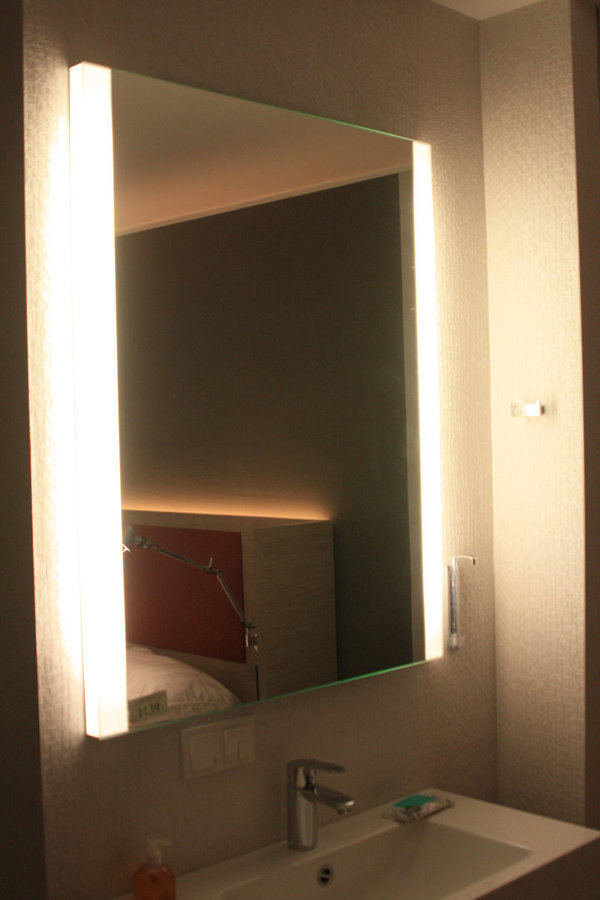beleuchteter Spiegel Zimmer Bad Hotel Ausstattung